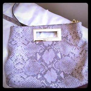 Michael Kors crossbody with removable strap. Snak@
